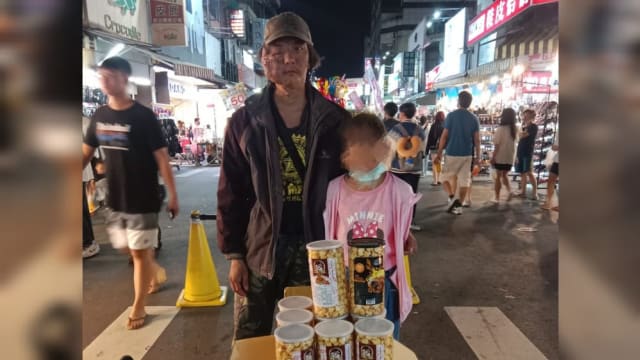 台湾癌父带幼女开档维生 网民同情赞父爱伟大