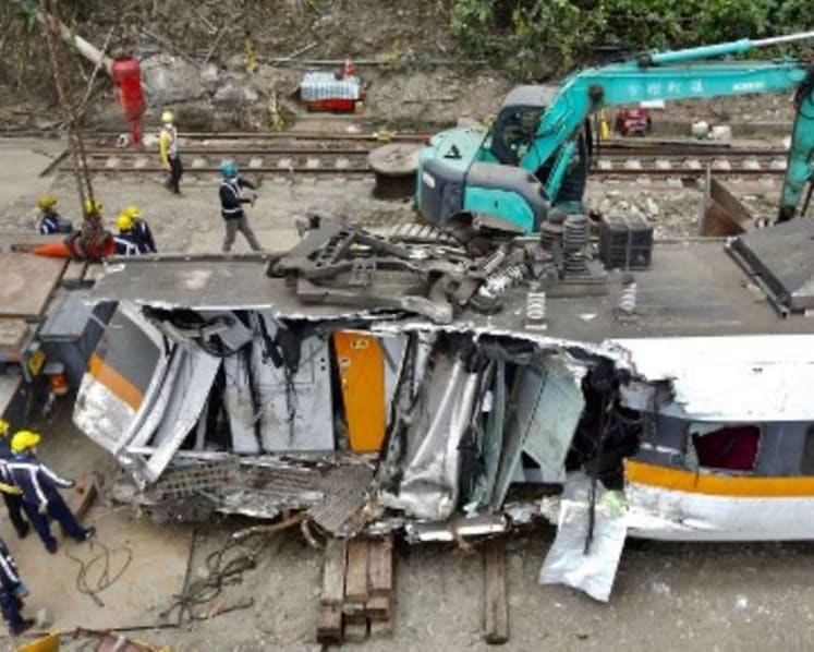Workers remove more wreckage from deadly Taiwan train crash