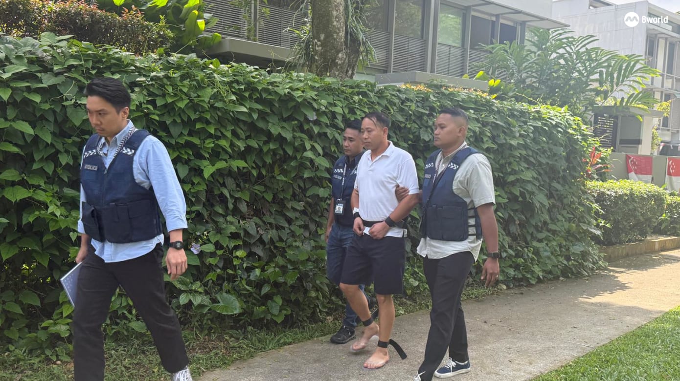 第三名被告Yang Chao抵达位于武吉知马月桂木道一带的案发现场。（图：叶衍娴）