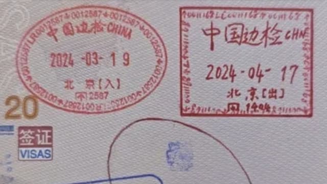 中国旅客出境未盖章 自绘印章留纪念出境遇阻