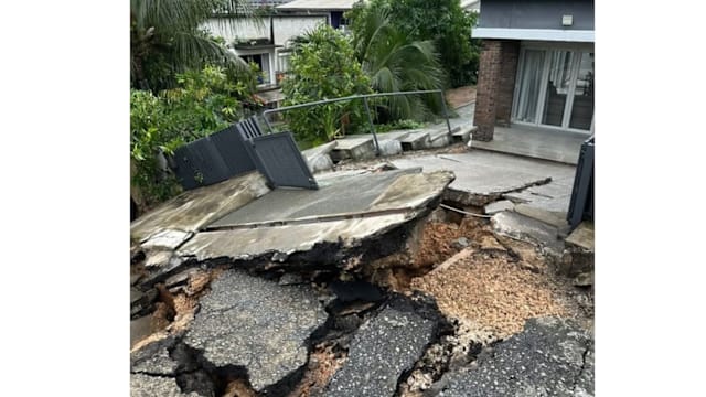 马国组屋斜坡塌陷约60米长 104户居民紧急疏散
