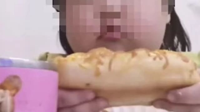 中国夫妻被爆为视频流量狂喂高热量食物  三岁女儿胖至35公斤