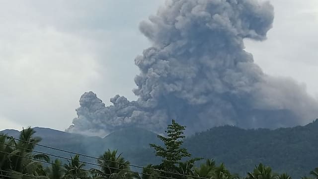 “不喷发反而更危险” 印尼导游：杜科诺火山登山风险高