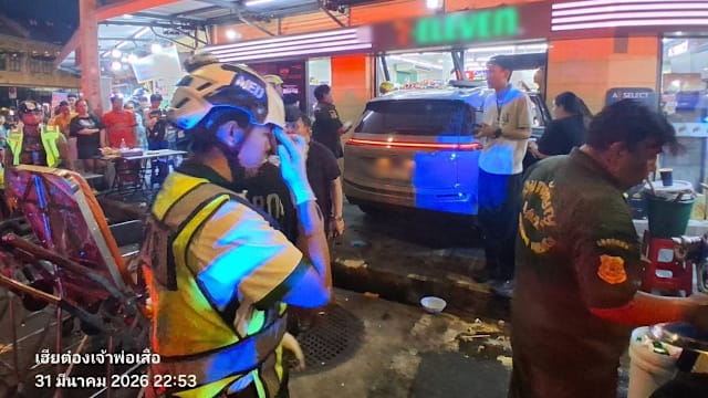 泰国曼谷一辆汽车冲入便利店 八人受伤