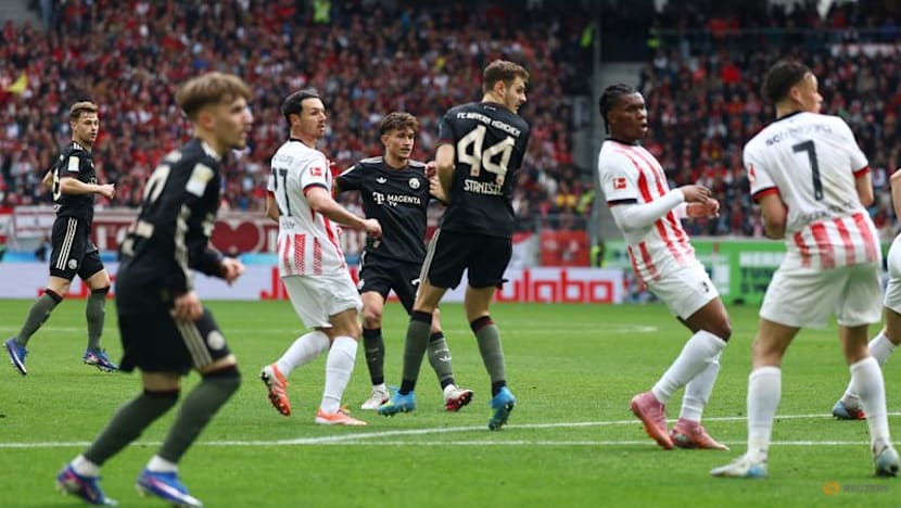 Bayern score three late goals for 3-2 comeback win at Freiburg