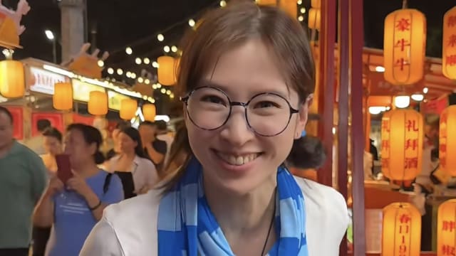 不怕被笑！无限“御用丫环”陈思齐转行摆摊卖鸡爪，自挂“过气艺人再就业”布条