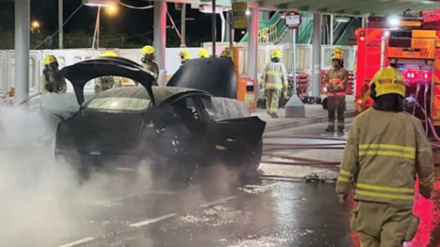 石头击中特斯拉电动车底 一分钟内冒烟起火