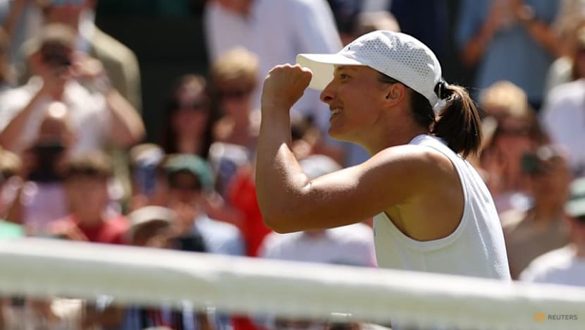 Swiatek tames powerful Pliskova to reach Wimbledon round three