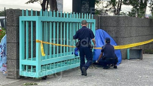 高雄女警卫“跪姿”陈尸校门 一整晚没人发现