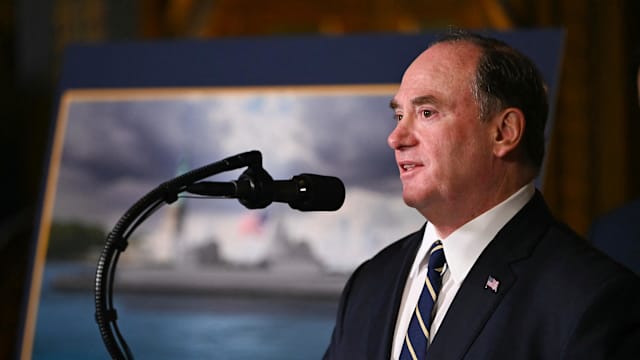 美国战争部：海军部长费伦即日起离职