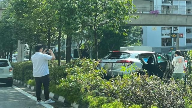 休旅车撞分界堤卡草丛 一人送院