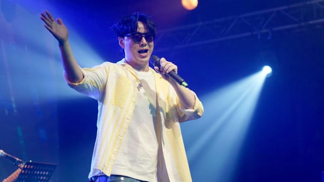 网传黄子佼爆萧煌奇是“假盲人”　摘墨镜自证沉痛喊告
