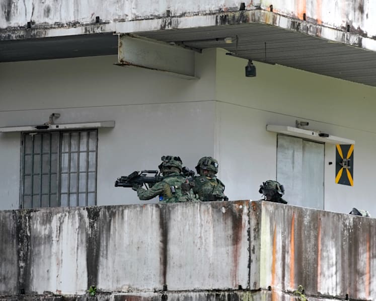 In the sweltering heat, Singapore and US soldiers train and build camaraderie