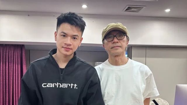 62岁周星驰罕见露正脸，网民感叹老了很多！