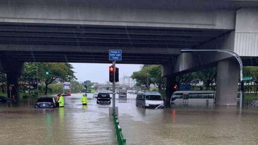 Kerja saliran Samwoh Corporation cetuskan banjir di simpang Pasir Ris-Tampines; PUB akan ambil tindakan