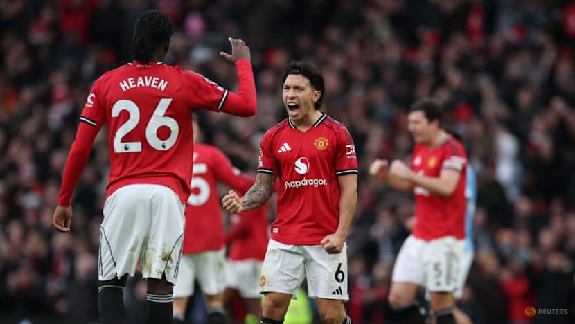 Arsenal held but go seven points clear, Carrick inspires dominant derby win for Man United
