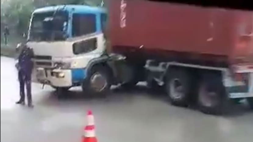 Trailer accident on SLE causes oil spill, resulting in more accidents and highway closure