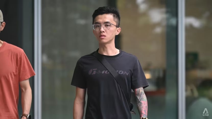 Lelaki dituduh hadang, tendang dan baling telefon bimbit ke arah bas ulang-alik lapangan terbang Lelaki dituduh hadang, tendang dan baling telefon bimbit ke arah bas ulang-alik lapangan terbang