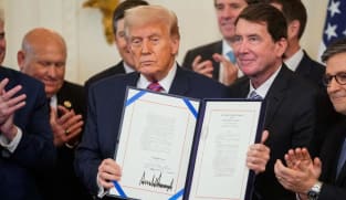 Trump tandatangan mata wang kripto stablecoin jadi undang-undang
