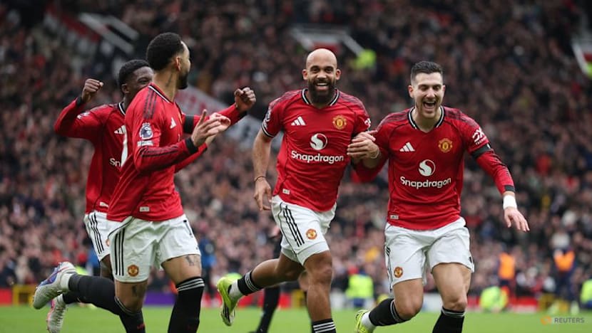 Man Utd tighten grip on fourth place with 2-0 home win over Spurs