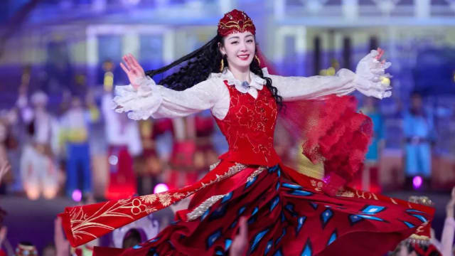 迪丽热巴春晚演出摔到骨裂　微笑带伤完成舞蹈！