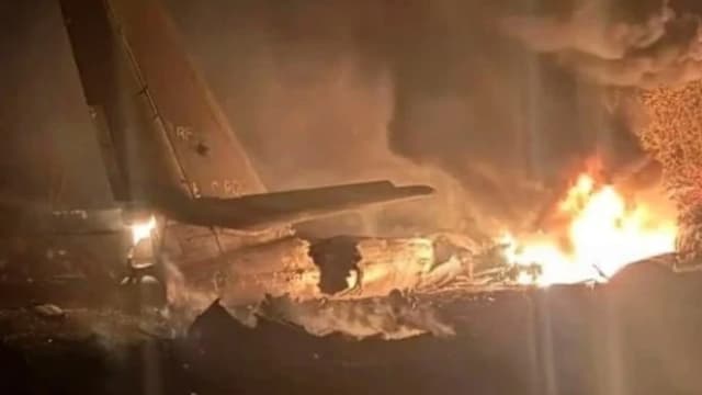俄罗斯一架军用飞机坠毁 导致六人死亡一人受伤