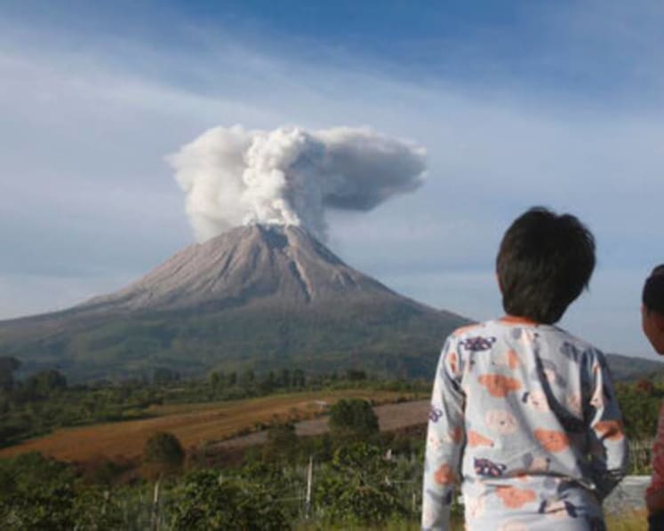 Indonesia’s Sinabung volcano unleashes new burst of hot ash