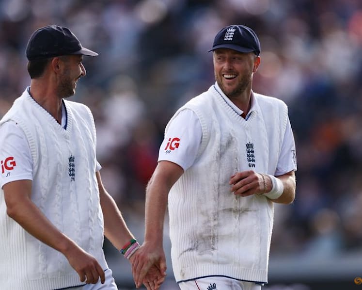 Robinson and Tongue put England on top against Pakistan