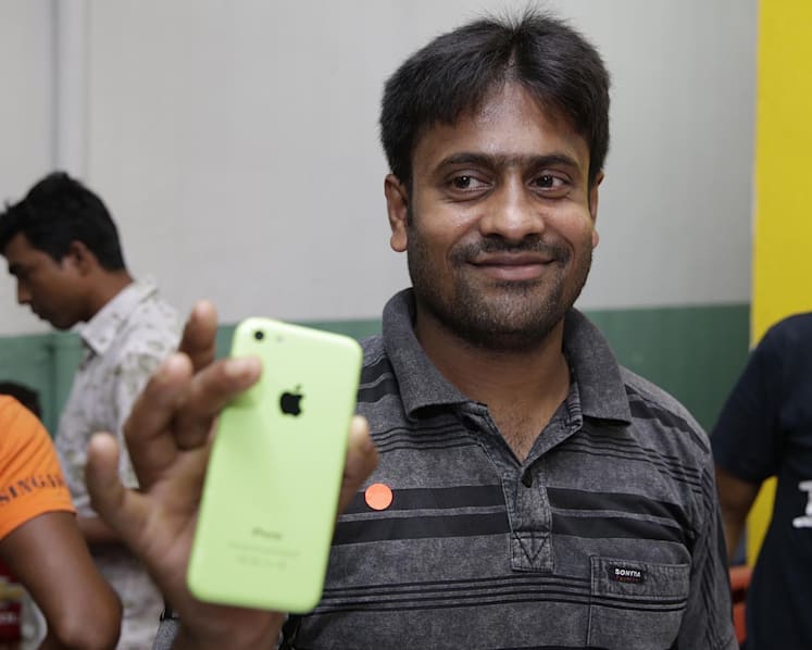 450 needy foreign workers set to get new phones ahead of 3G shift