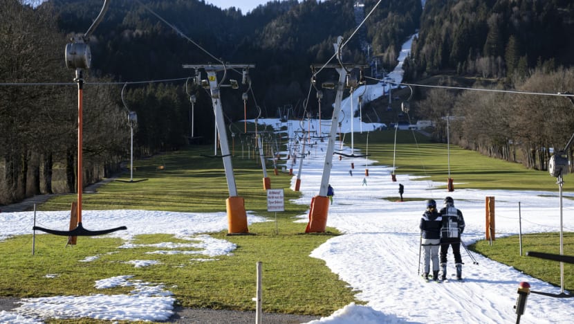 Alpine slopes face snow shortage in unseasonably warm winter