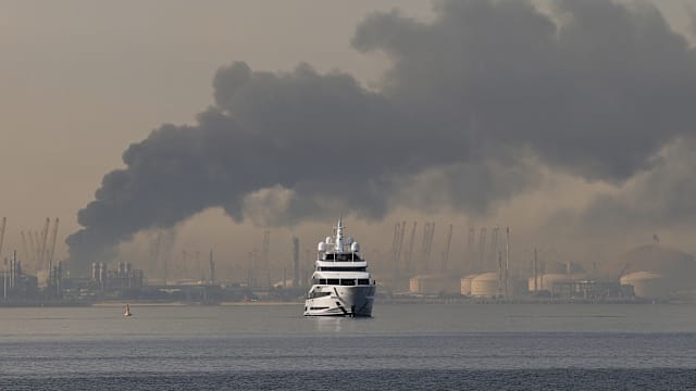 迪拜港油槽船疑遭无人机袭击起火 无人伤亡