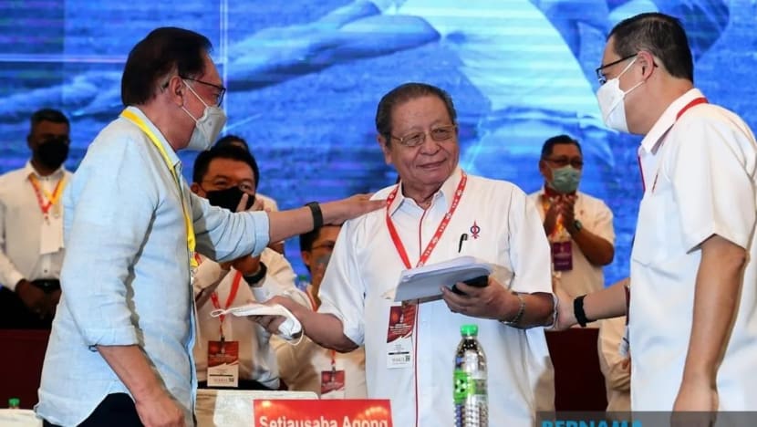Lim Kit Siang bersara dari politik; tidak akan bertanding PRU15 Lim Kit Siang bersara dari politik; tidak akan bertanding PRU15