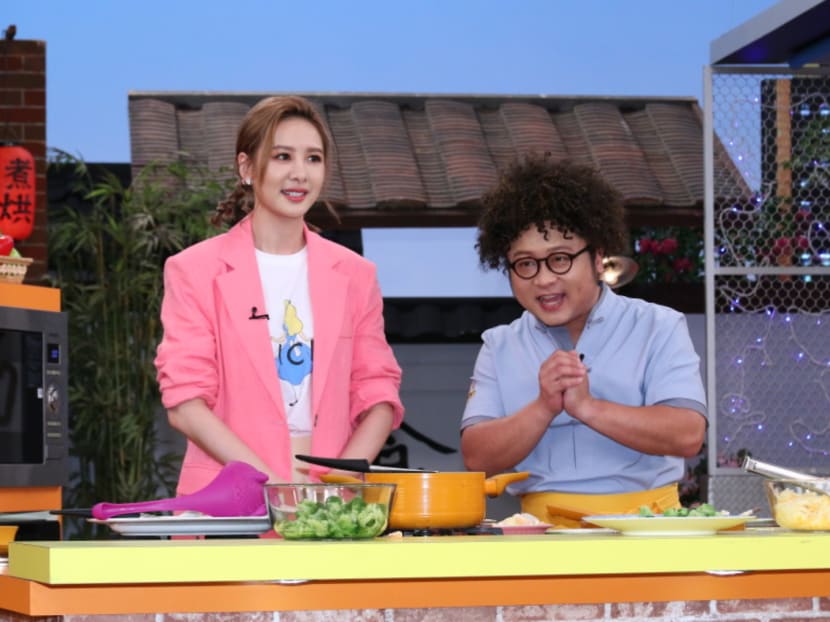 Lin Yu-Chih and Amber An show cooking skills in the press conference of "Master Chef's scientific kung fu"