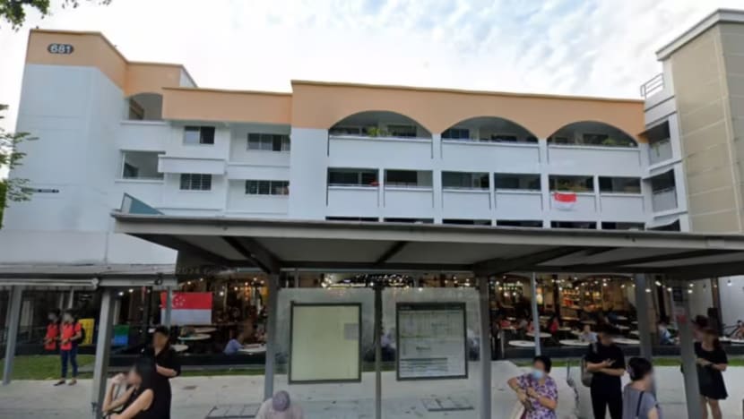  Lelaki diberkas di Hougang kerana kelar lelaki 30 tahun, cederakan 3 pegawai polis