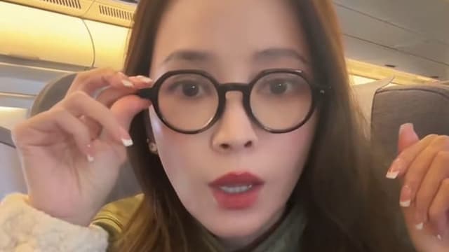 47岁侯佩岑镜头前认了：老花眼很严重！
