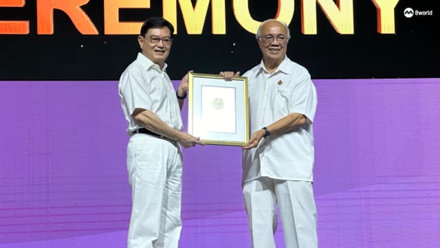 人民行动党颁奖礼 前议员华素博士获功绩奖章