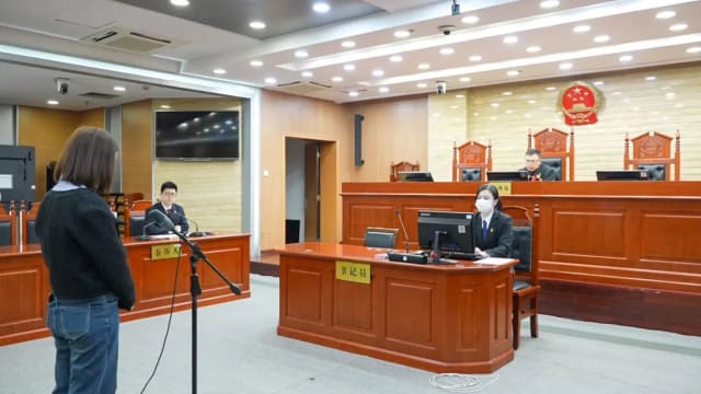 马桶堵塞又懒得下楼  中国女高楼抛屎袋