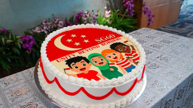 马国边境管制与保护机构 到访兀兰关卡送生日蛋糕
