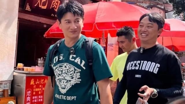 跳广场舞怎么啦？吴奇隆云南大亲民
