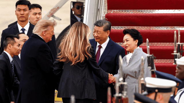 习近平专机抵达美国 特朗普亲自接机