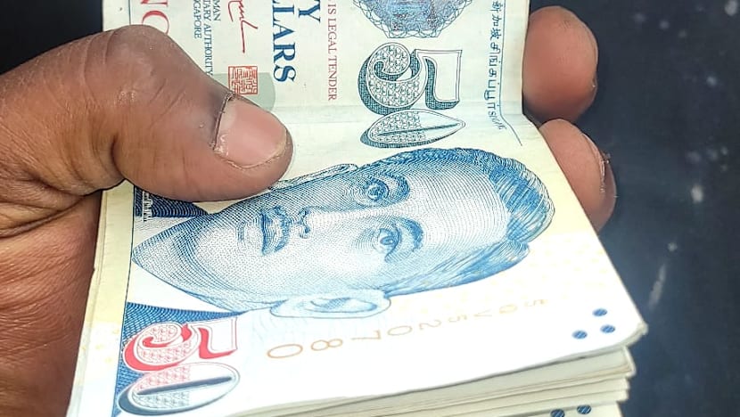 "பணத்தைக் கண்டதும் பதறினேன்" - கட்டாகக் கீழே கிடந்த பணத்தைக் காவல்துறையிடம் ஒப்படைத்த வெளிநாட்டு ஊழியர் 