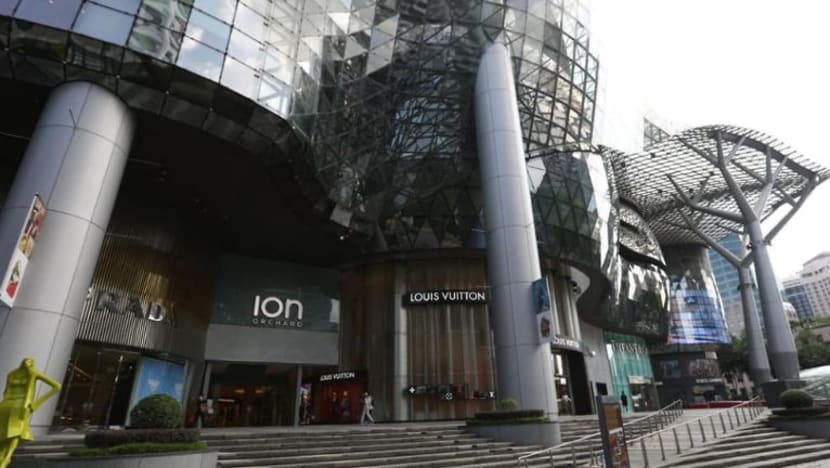 Pembantu kedai Bobbi Brown di ION Orchard cedera selepas panel kaca pecah Pembantu kedai Bobbi Brown di ION Orchard cedera selepas panel kaca pecah