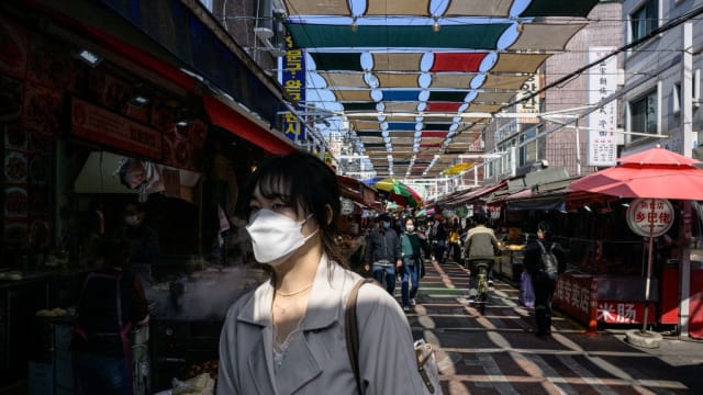 韩国新增病例回跌到6万起以下