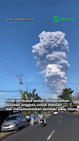 Gunung Dukono yang terletak di wilayah Maluku Utara