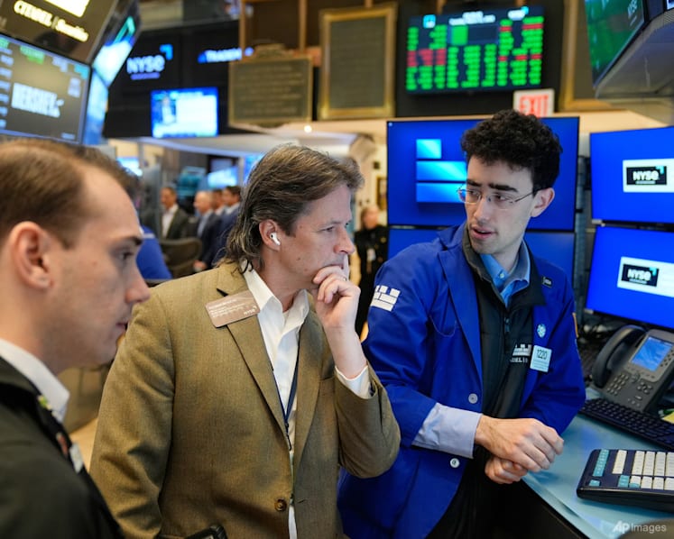 Wall St ends higher as investors parse US-Iran negotiations, threats