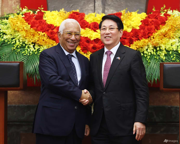 Vietnam, EU vow stronger ties as bloc's chief visits Hanoi