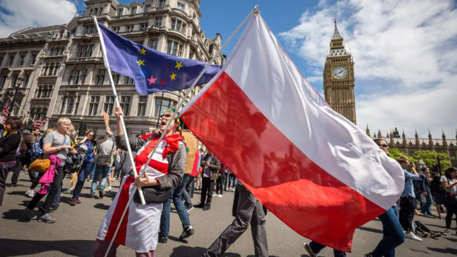 英国拟重罚在社媒宣传偷渡服务者 最高监禁五年