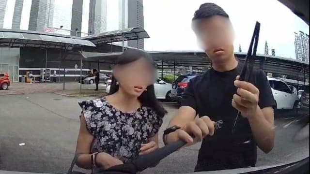 新山男女停车场拆人雨刷 被车内摄像头高清拍下