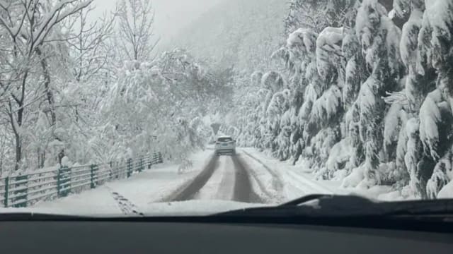 中国一家庭自驾返乡过年遇暴雪  两小时车程变24小时