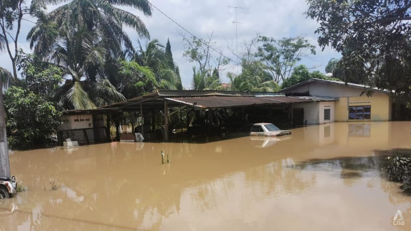 'Bilakah ini akan berakhir?': Mangsa banjir di Batu Pahat, Johor menanti air surut susulan cuaca bertambah baik 'Bilakah ini akan berakhir?': Mangsa banjir di Batu Pahat, Johor menanti air surut susulan cuaca bertambah baik